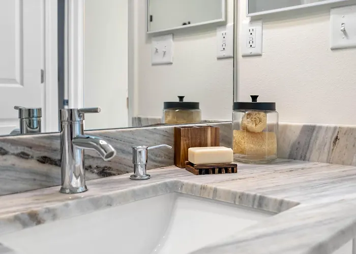 Seaside Serenity: Your Perfect Escape! Apartment