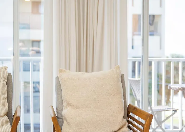 Seaside Serenity: Your Perfect Escape! *
